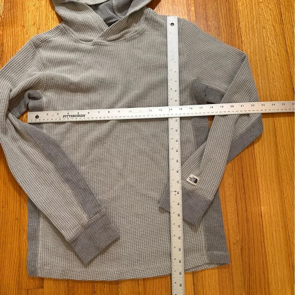 The North Face Men’s gray waffle-knit thermal pullover hoodie size M (v)